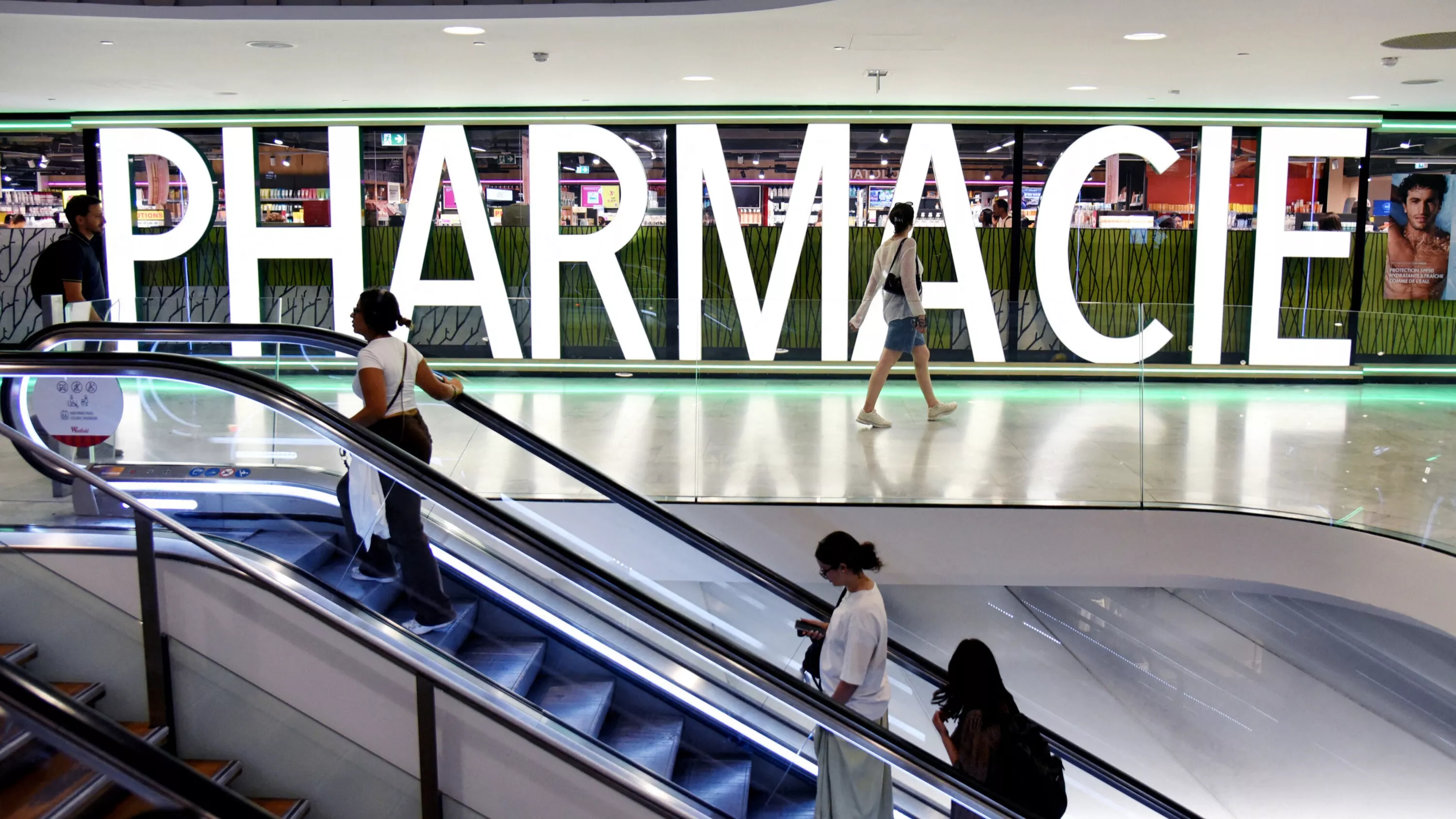 « Si vous devez faire une chose à Paris, c’est aller dans une pharmacie française » : quand les touristes du monde entier s’enthousiasment pour nos officines