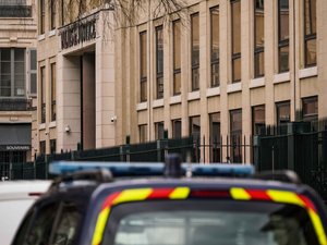 Soupçon de corruption de mineure par un ami de la famille : le père perd l’autorité parentale après avoir menacé son épouse et sa fille dans le Gard