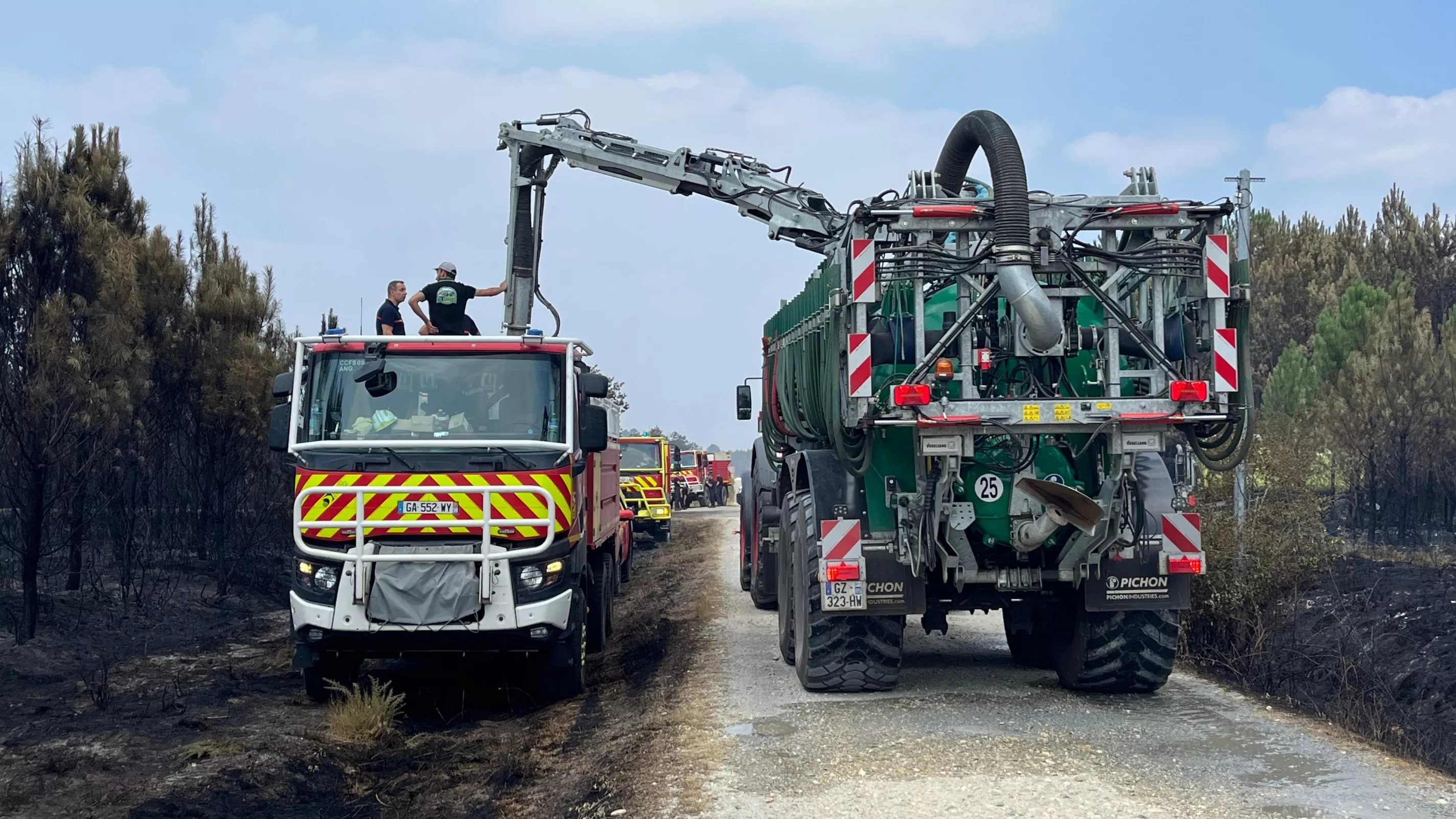 «Tant qu’il y a besoin d’aide, on reste»: les agriculteurs mobilisés aux côté des pompiers dans la lutte contre les incendies en Gironde