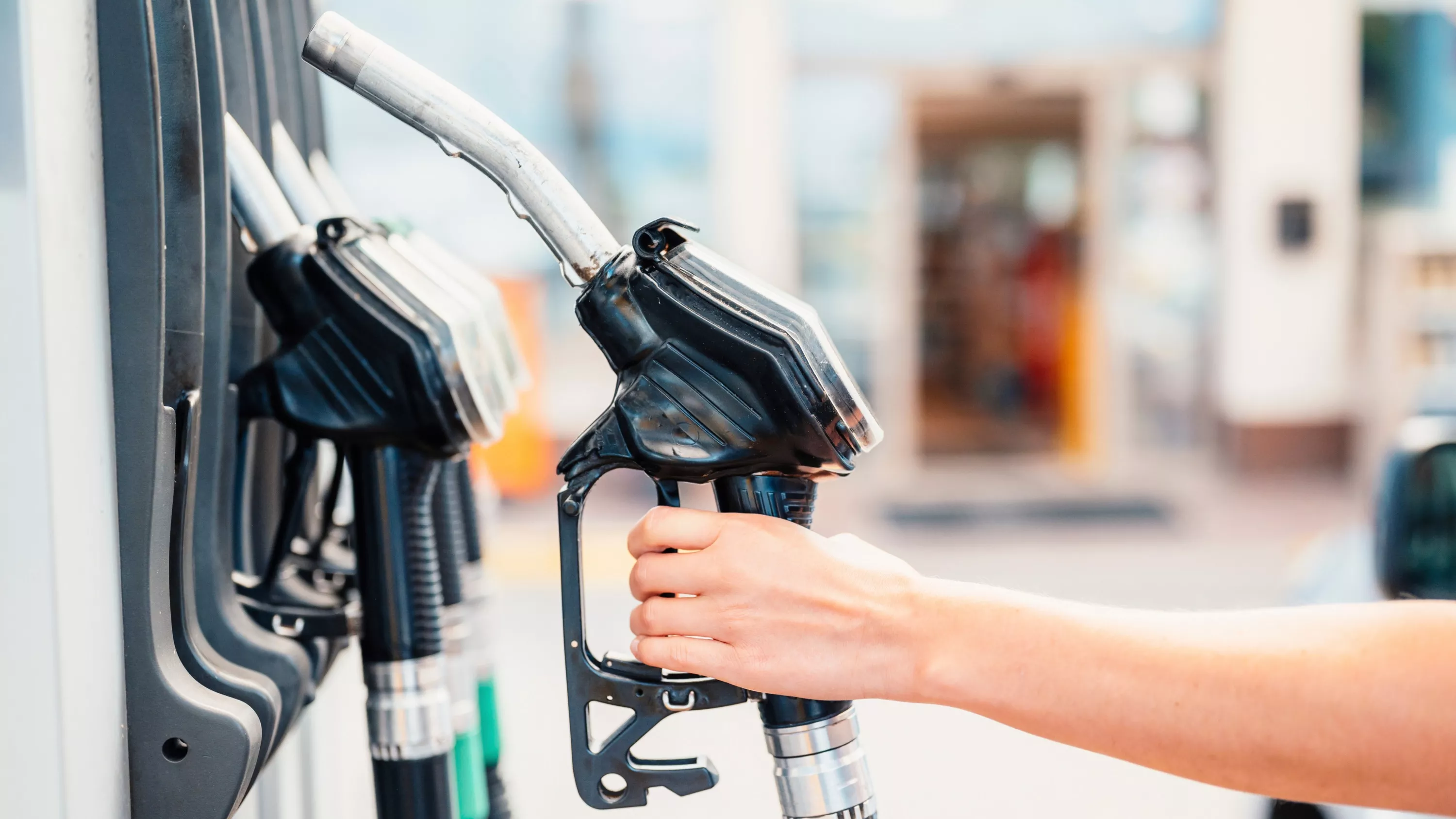 Taxes, marges, matière première… Comment se décompose le prix d’un litre de carburant