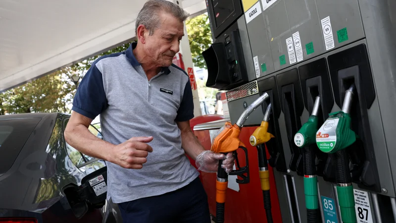 Touchés par la flambée des prix des carburants, les Français ont réduit leurs dépenses de consommation en biens de 0,5% en août (la consommation d'énergie chute de 2,3%)