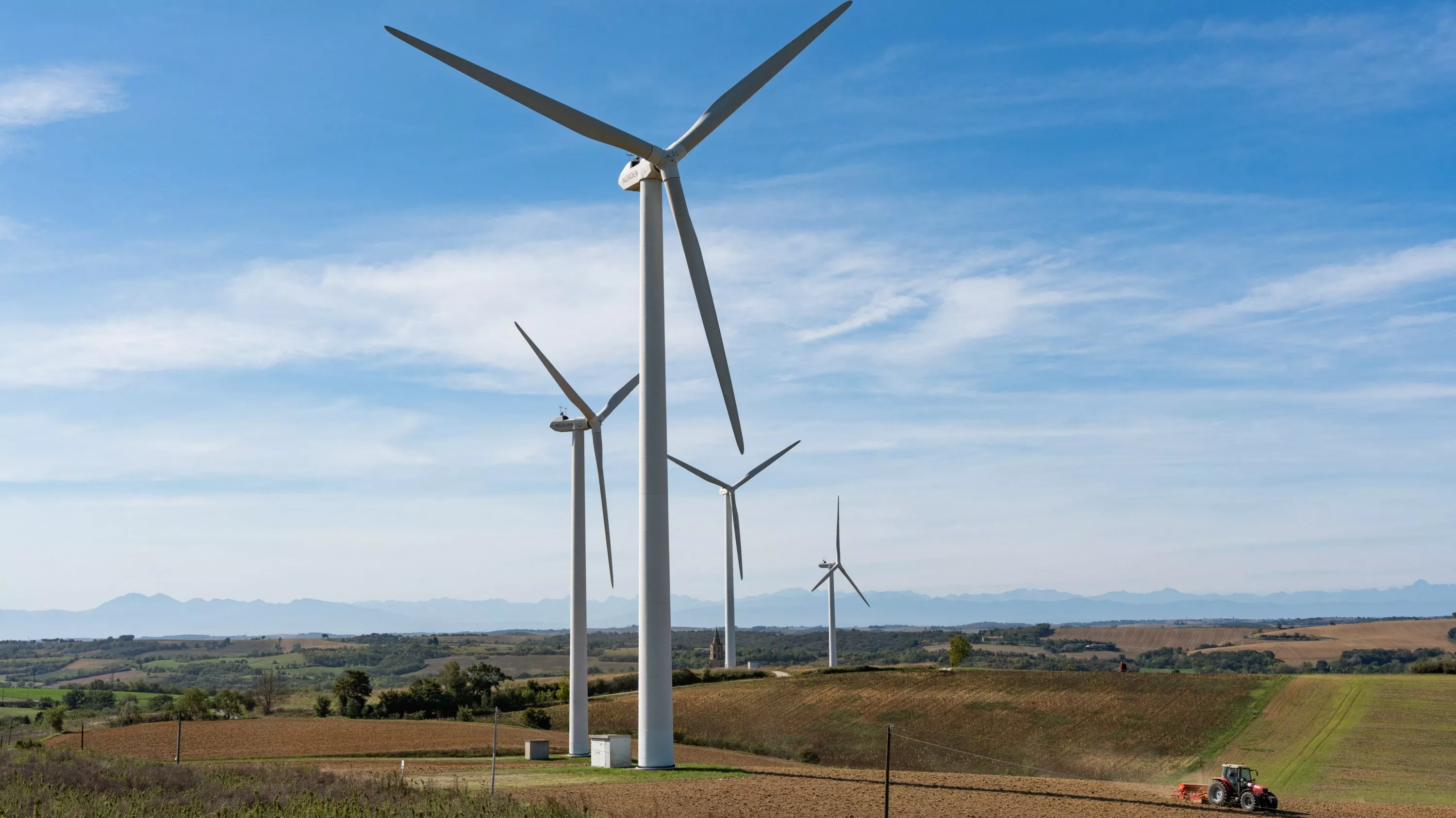 Toujours plus hautes, les nouvelles éoliennes suscitent une vive polémique
