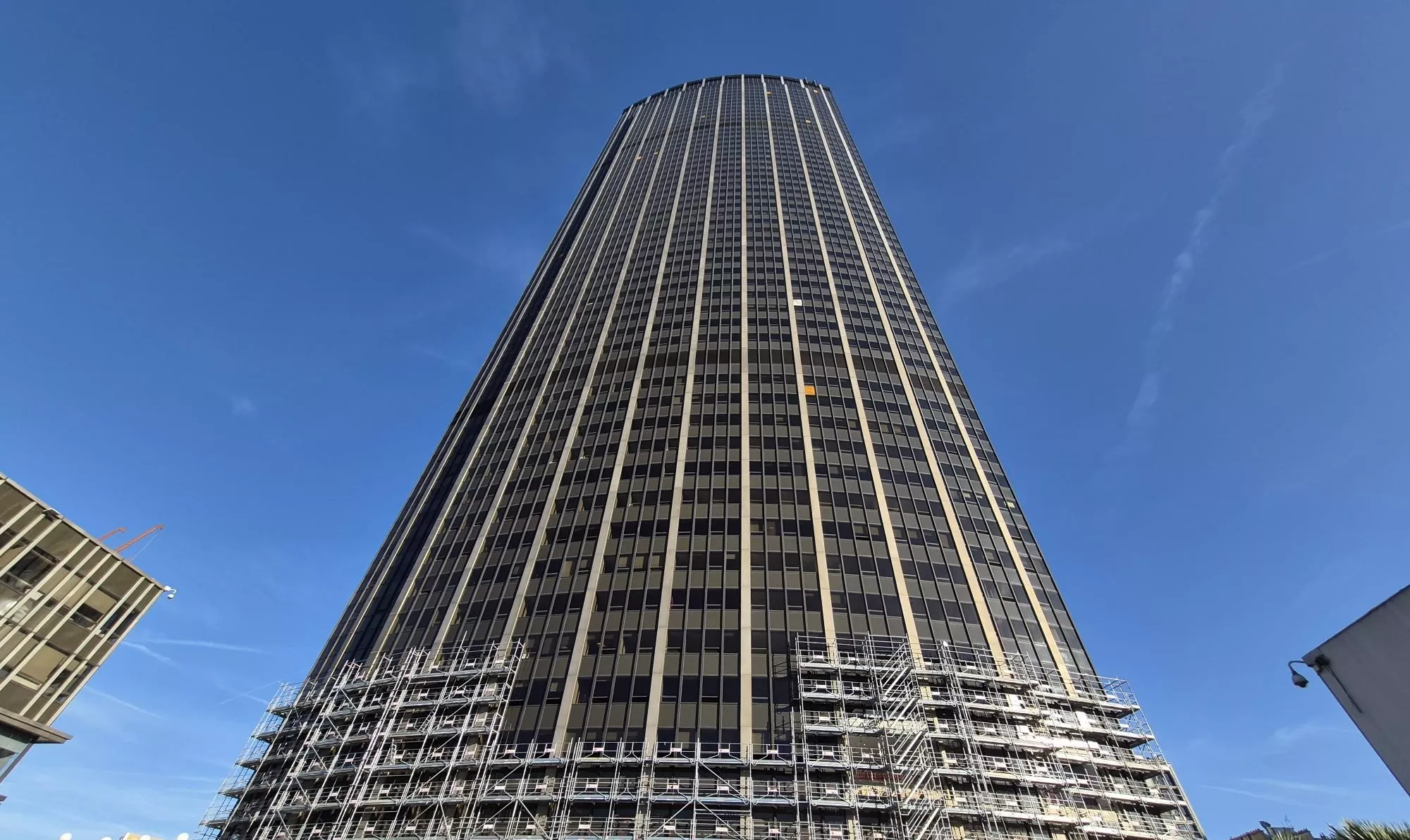 Tour Montparnasse : la mairie de Paris et les élus d’arrondissements mettent la pression avant un vote crucial sur la rénovation à 800 millions d’euros
