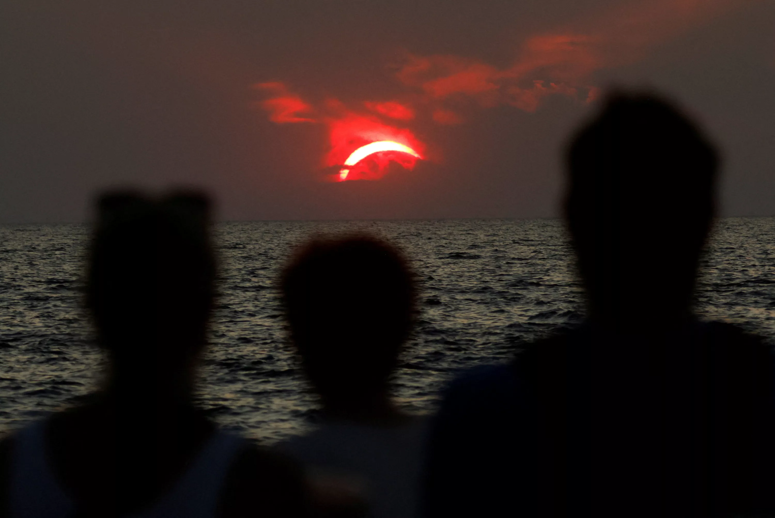 «Tout n’est pas irréversible» : quels symptômes oculaires doivent alerter après avoir regardé l’éclipse ?