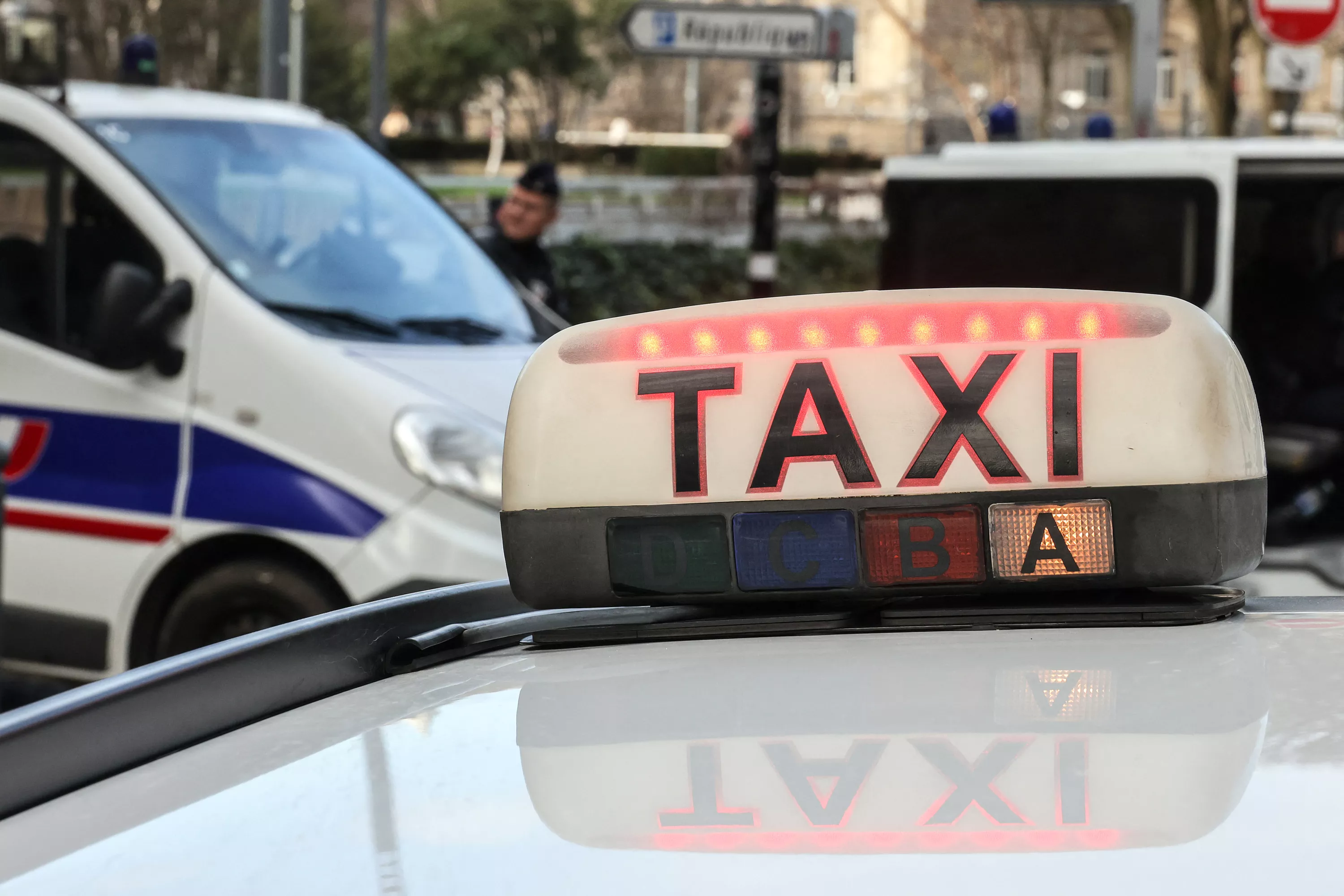 Transport sanitaire, arrêts maladie, franchises : un rapport explosif propose de transférer plusieurs milliards d’euros de dépenses de la Sécu vers les mutuelles