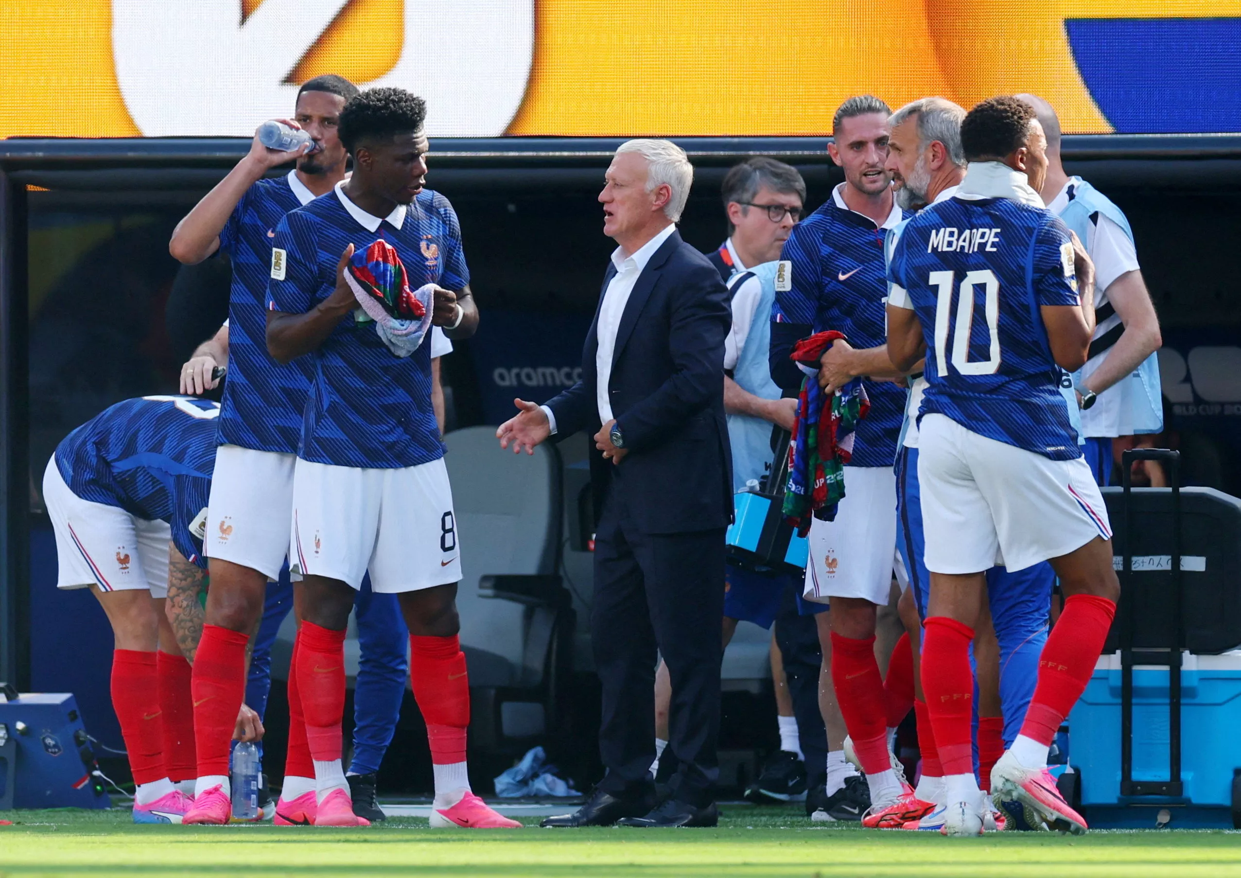 «Trouvez-nous des problèmes, on ne veut pas que tout soit beau et rose»: Deschamps savoure mais tempère l’emballement autour des Bleus
