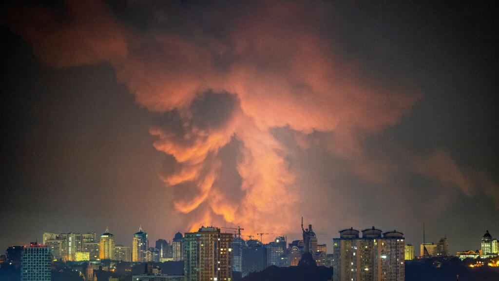 Ukraine: de nouvelles frappes russes font au moins 15 morts à Kiev et dans ses environs