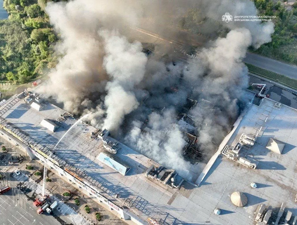 Ukraine : les secours toujours à l’œuvre, après les frappes russes meurtrières sur un centre commercial