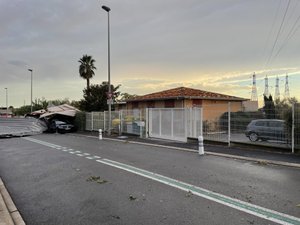 Un arbre écrase sa fourgonnette au rond-point, des toitures arrachées : le Biterrois balayé par un phénomène météo dévastateur