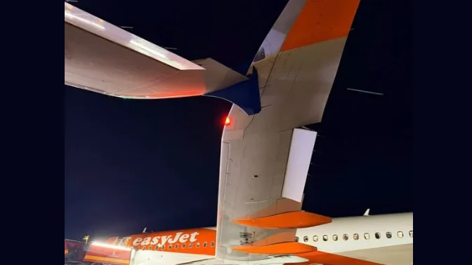 Un avion d'Easyjet accroche l'aile d'un Airbus A320 d'Air Serbia sur le tarmac de l'aéroport Paris-Charles de Gaulle