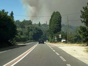 Un camion prend feu sur l’A9 à Rochefort-du-Gard et crée un important incendie : la circulation fortement perturbée sur l’autoroute