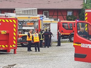 Un champ s’embrase et atteint des bâtiments : trois personnes meurent piégées par les flammes dans un gîte et un hangar