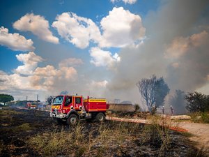 Un incendie s’est déclaré ce dimanche matin à Milhaud, dans le quartier Cante-Perdrix, un hectare de végétation et une caravane brûlés
