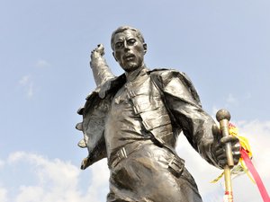 Un maire RN annule un concert hommage à Queen deux mois avant le spectacle : le producteur porte l’affaire devant le tribunal administratif de Nîmes
