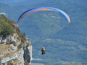 Un pilote de deltaplane et sa passagère percutent une falaise et meurent sur le coup : ils auraient eu un problème technique au décollage