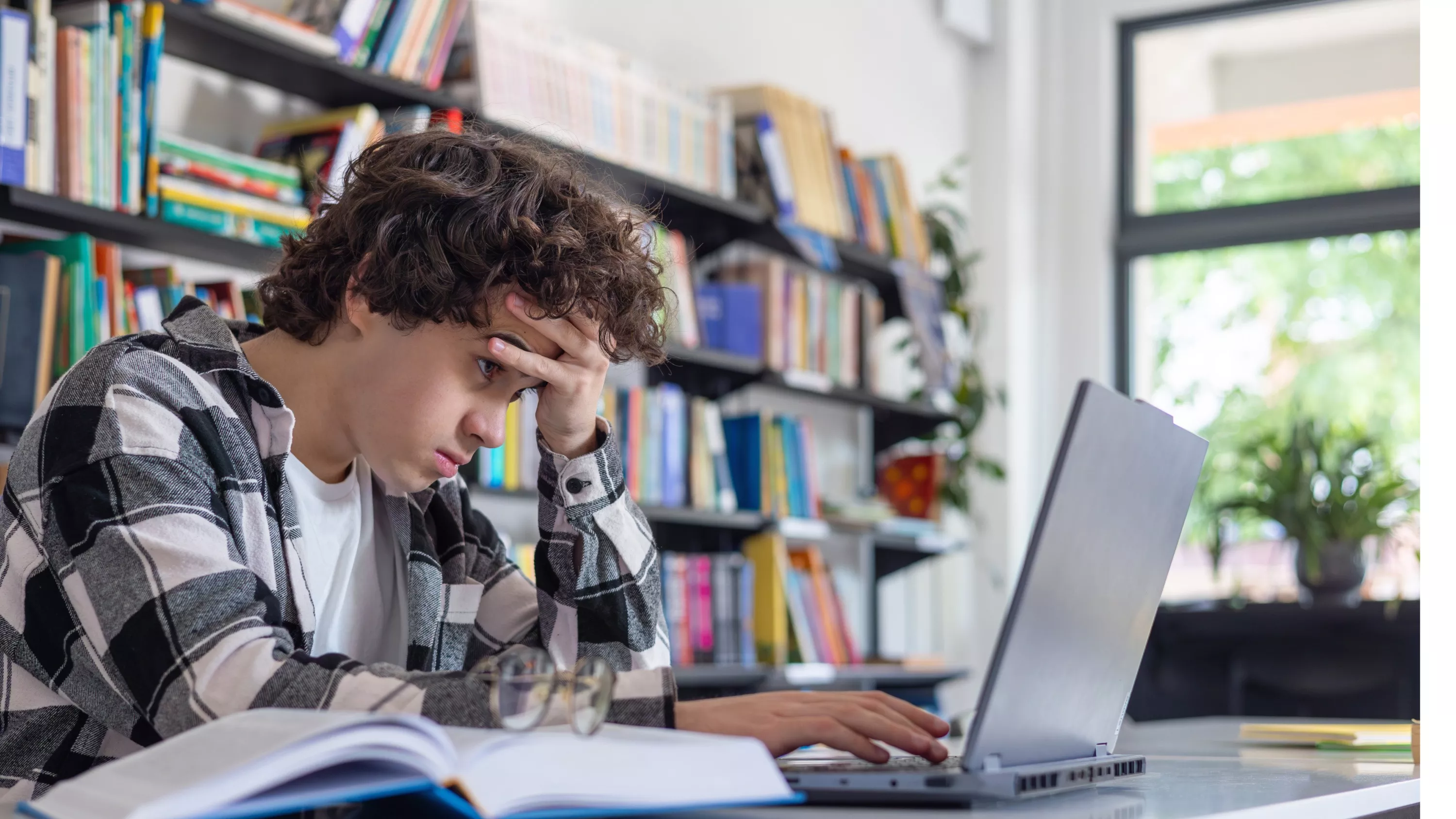 Un professeur piège ses étudiants avec un mot invisible : 32 sur 35 utilisaient l’IA dans leur devoir