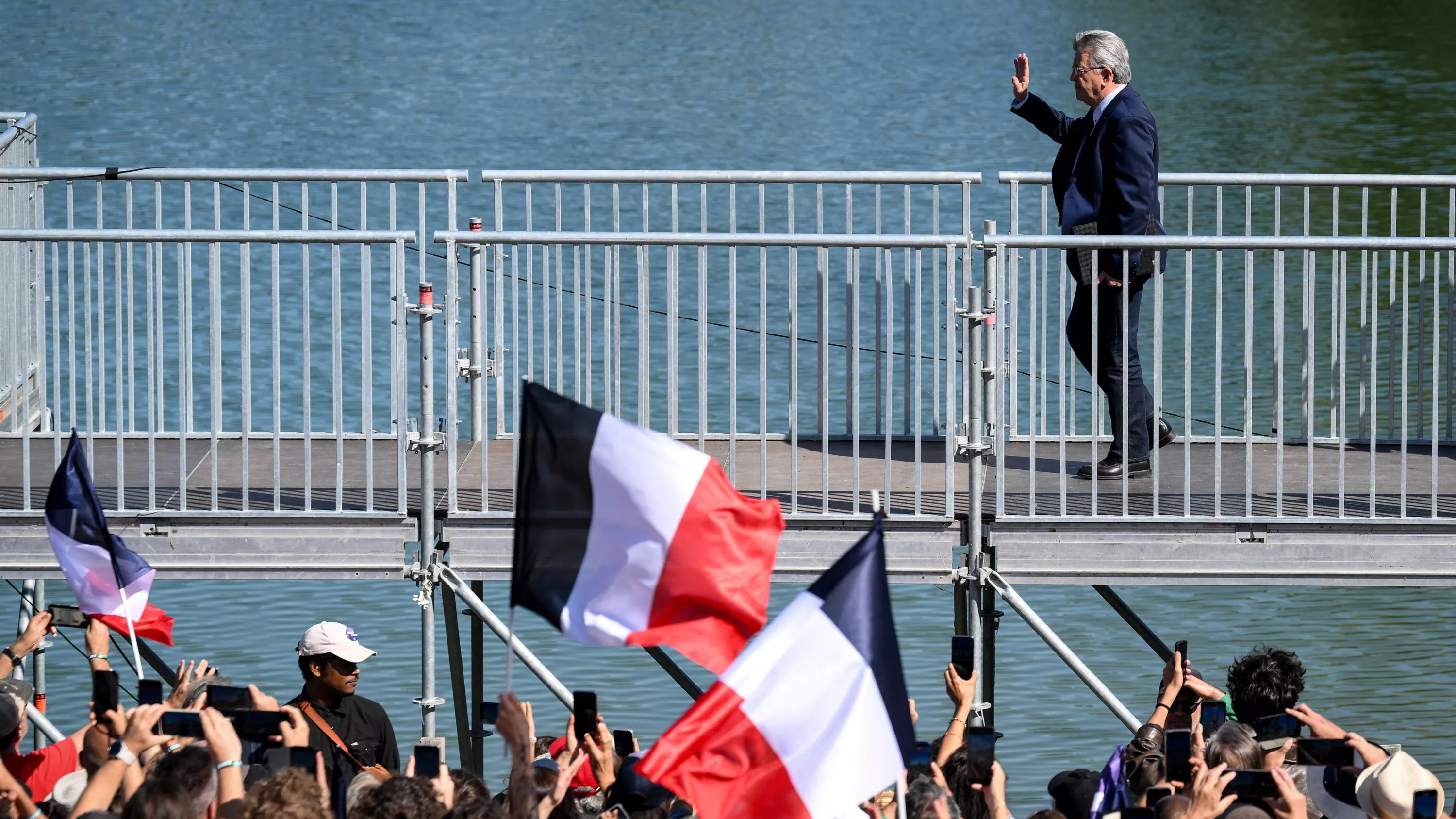 «Un rouleau compresseur» : de gauche à droite, fascination et inquiétude face à la campagne de Jean-Luc Mélenchon