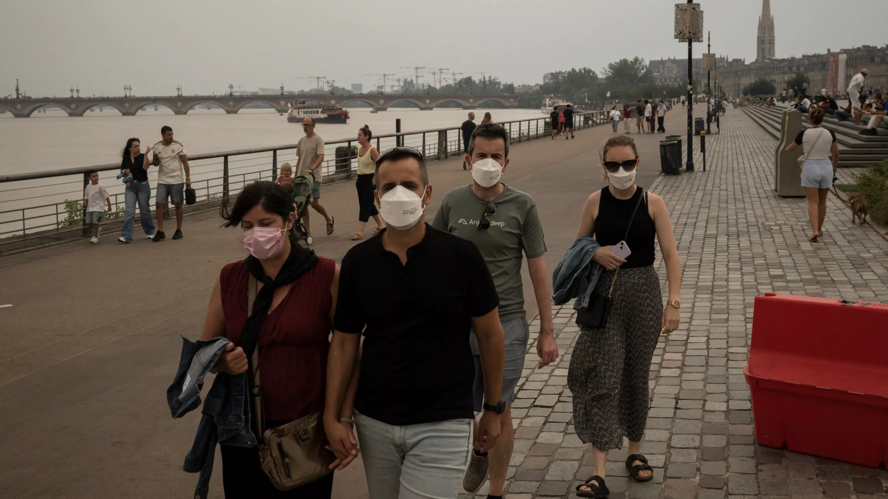 Une fumée irrespirable qui « brûle les yeux et prend à la gorge » : les incendies altèrent la qualité de l’air sur de longues distances
