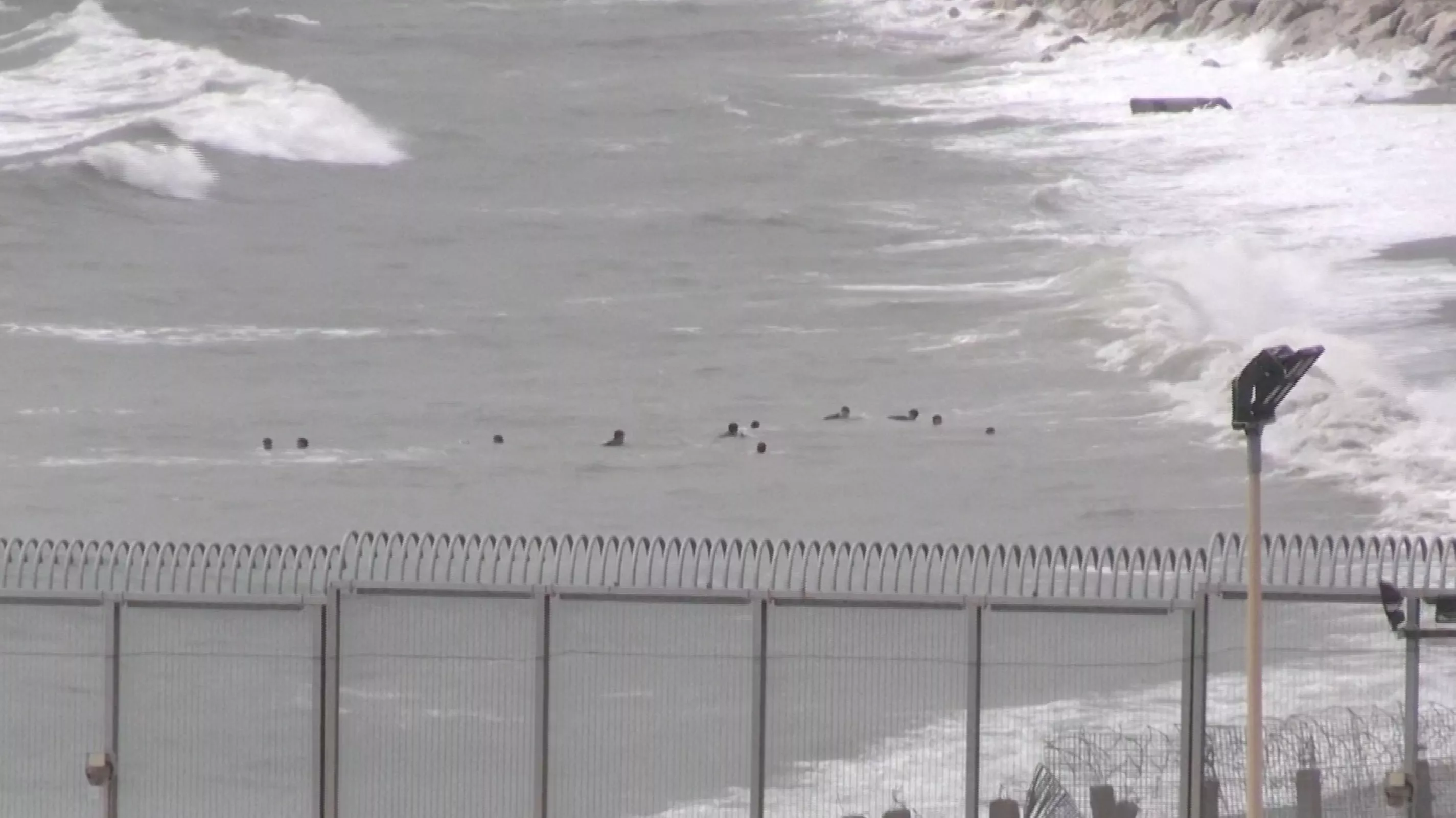 «Urgence humanitaire et sociale absolue» : plus de 1500 migrants arrivent à la nage dans l’enclave espagnole de Ceuta depuis le Maroc