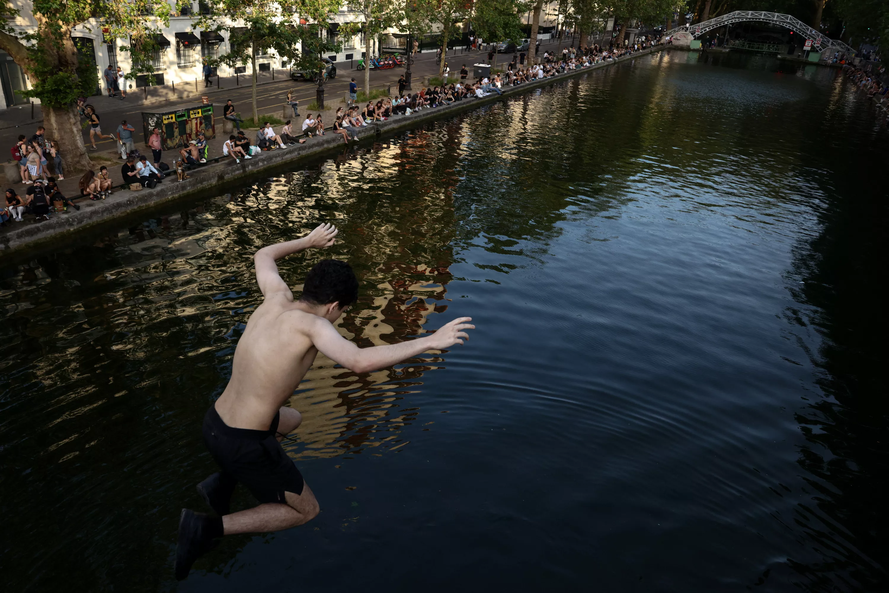 Vague de chaleur à Paris : la mairie autorise la baignade dans le canal Saint-Martin dès mercredi