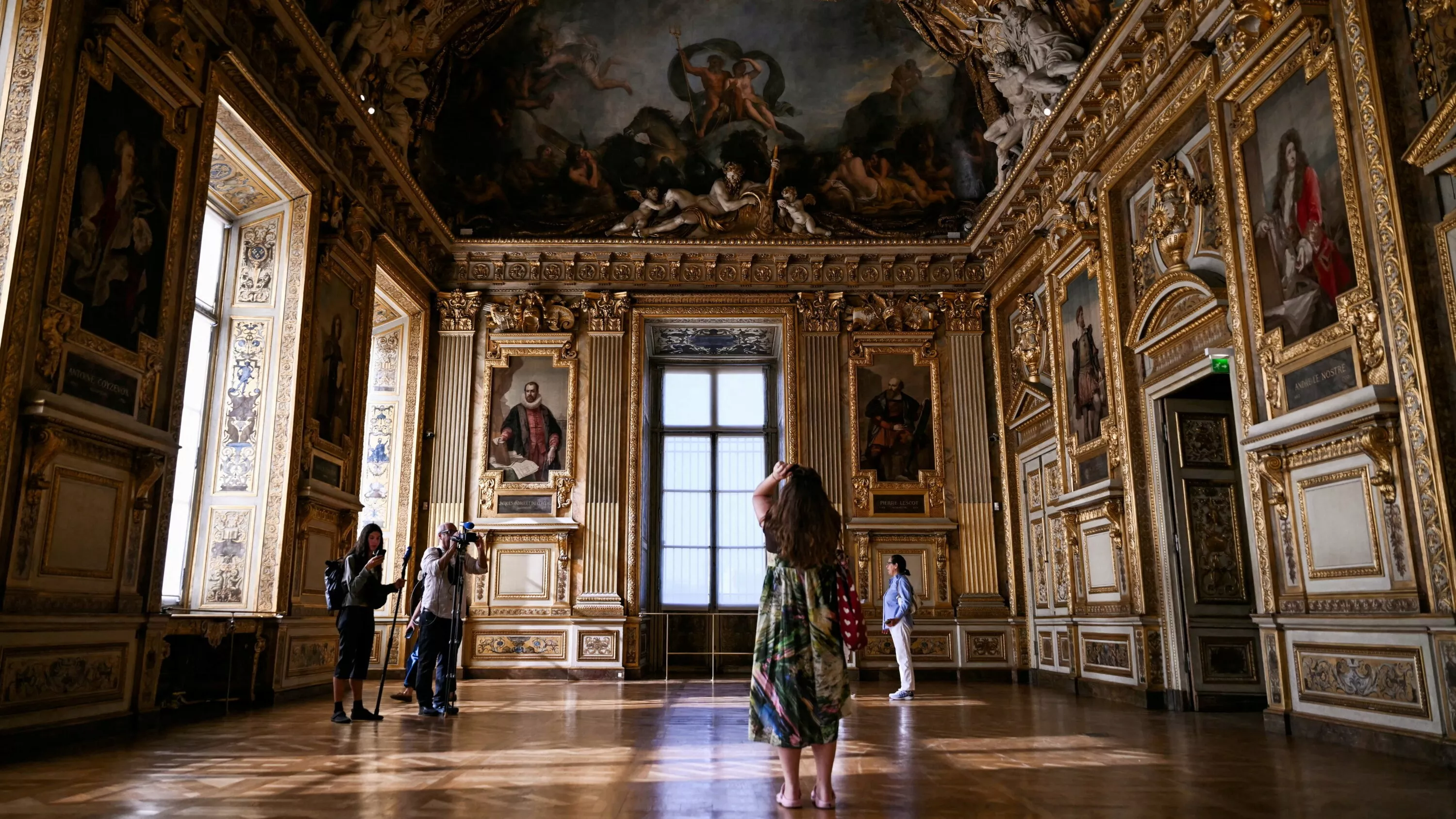 Vétuste, mal organisé et traumatisé : un an après le vol des bijoux, où en est le Louvre ?
