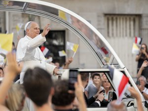 Visite de Léon XIV : entre messages offensifs et bains de foule de rock star, retour sur la première journée du pape à Paris