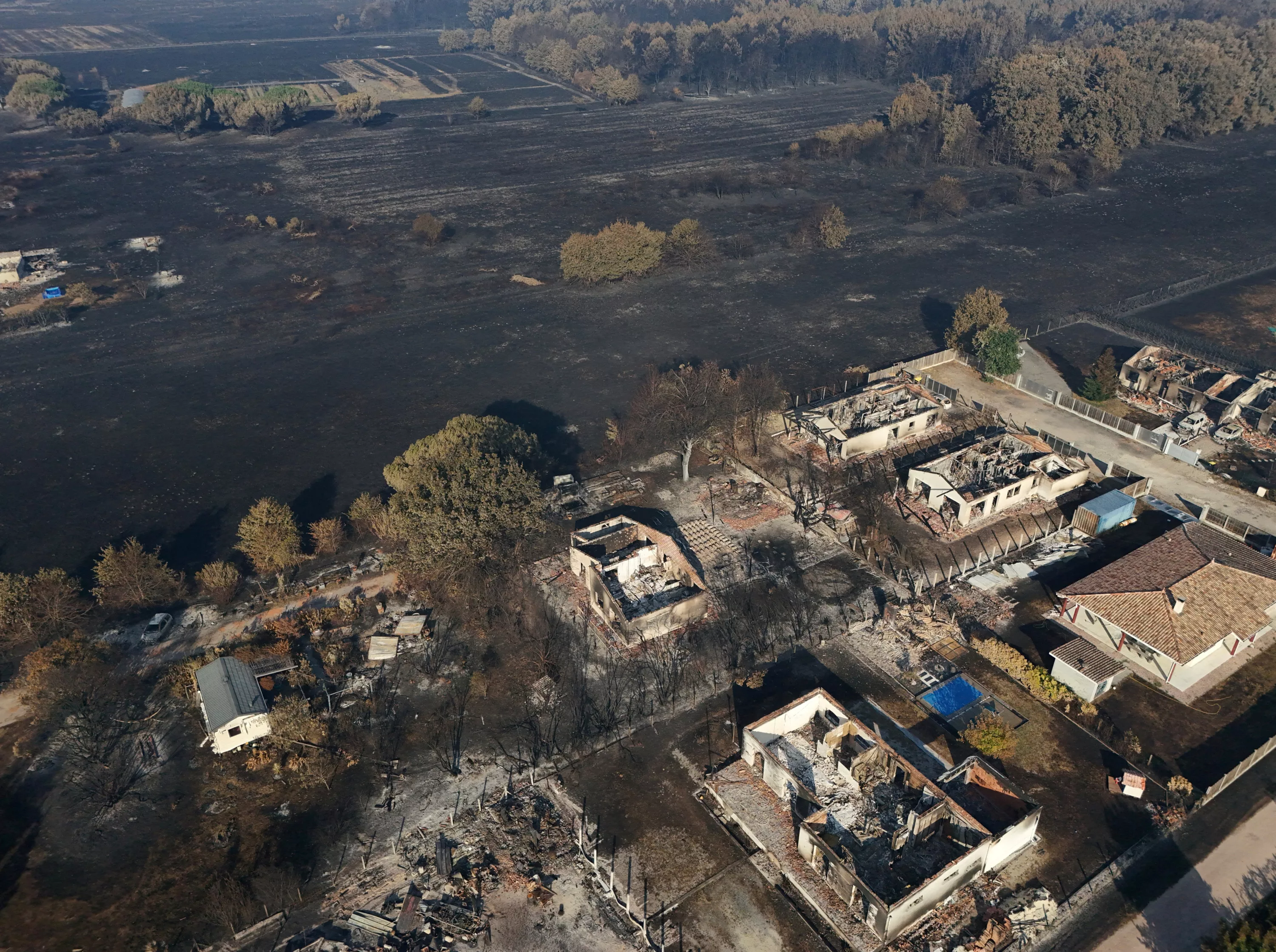 Vol de grands crus, cambriolage, faux psychologue : l’incendie en Gironde attire les profiteurs de crise