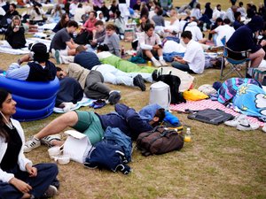 Wimbledon : ils dorment dans des tentes pour un billet… la folie de “The Queue”, la file d’attente mythique qui déchaîne les fans